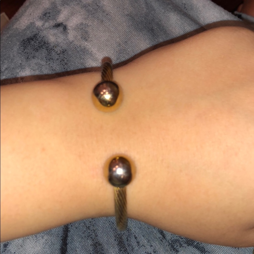 Gold bracelet that heels you